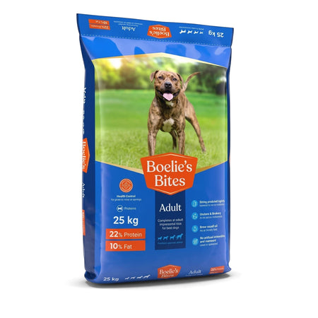 Blue 25 kg Amigo Boelies Adult Bites dog food bag, featuring a brindle dog on the label and indicating adult formula.