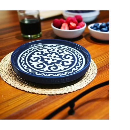 Stackable flat cake plate
