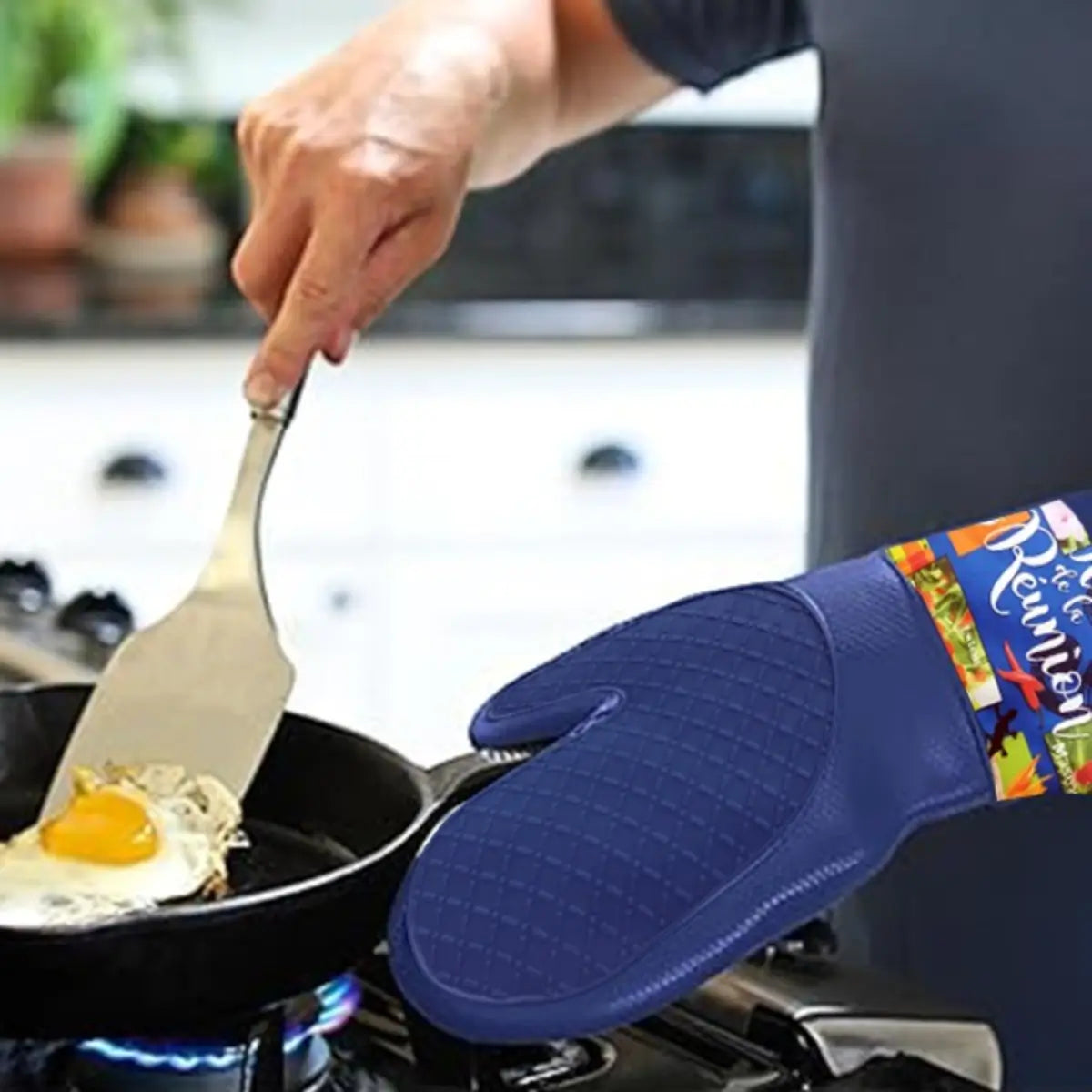 Heat resistant silicone glove