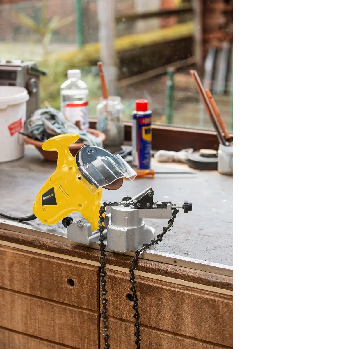 Electric chainsaw chain sharpener