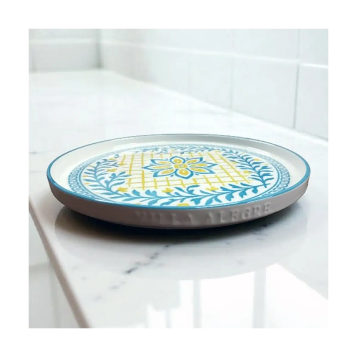 Stackable flat dinner plate
