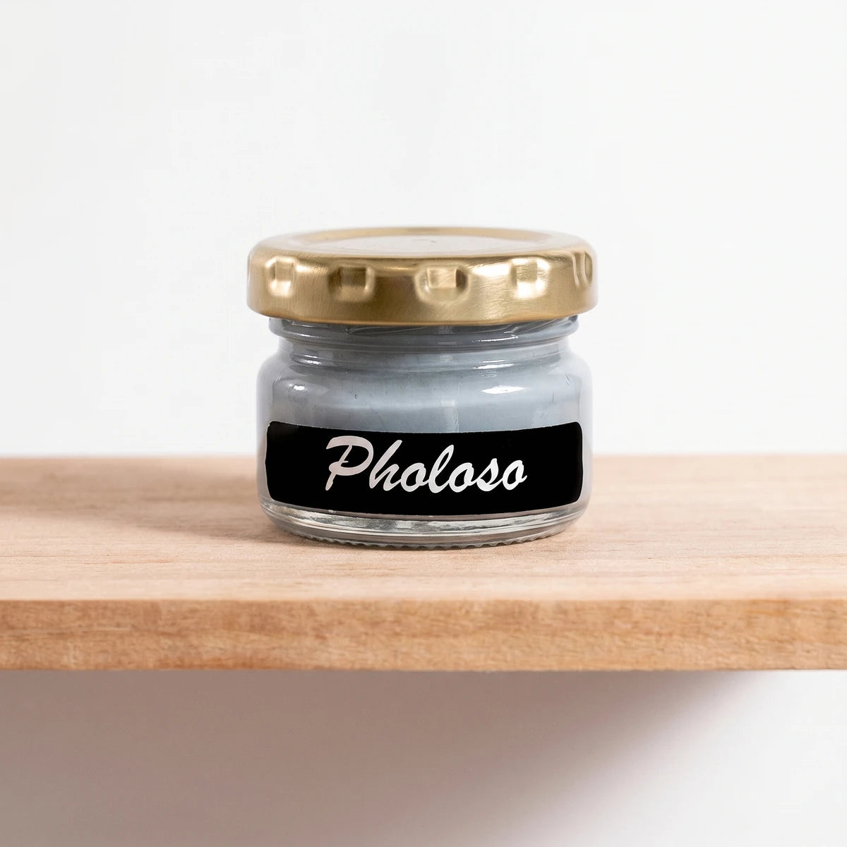Pholoso 25ml chalk paint jar with a gold lid and a black label, displayed on a wooden shelf, front view.