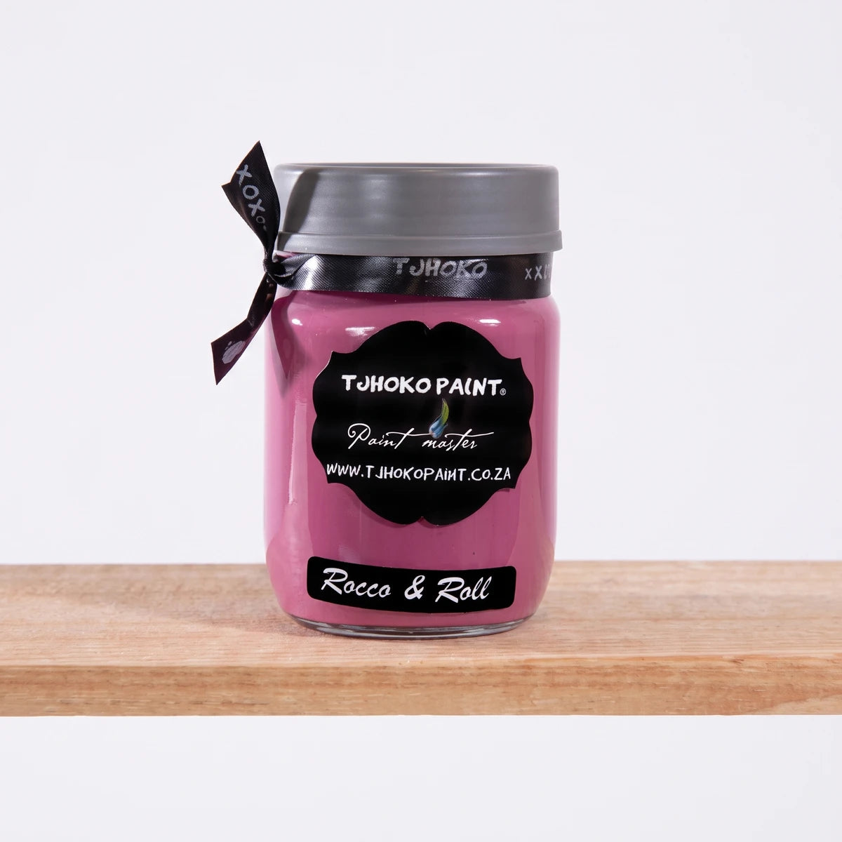 Rocco And Roll 250ml Tjohoko pink chalk paint in a clear glass jar with a gray lid, displayed on a light wooden shelf.