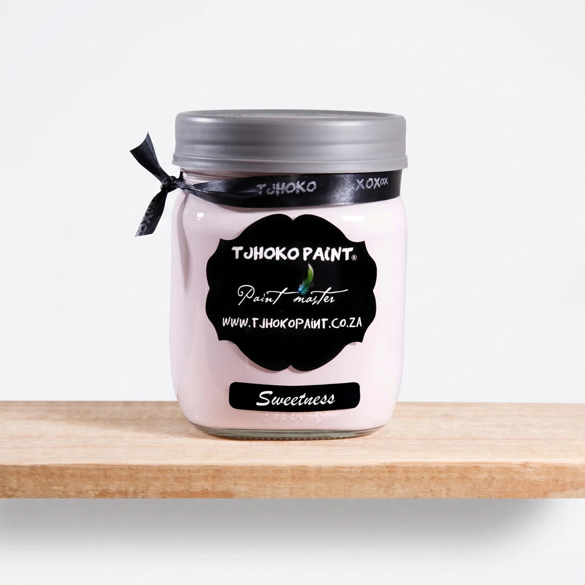 Sweetness 500ml chalk paint in a clear glass jar with a black label, grey lid, and black ribbon, displayed on a wooden shelf.