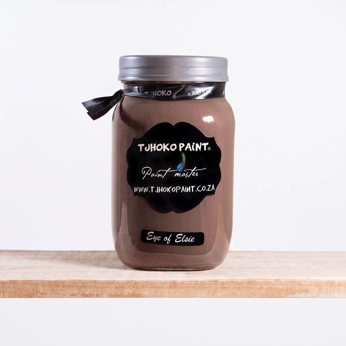 Brown TJHOKO PAINT Eye of Elsie 1L chalk paint in a glass jar with a black label, designed for home decor.