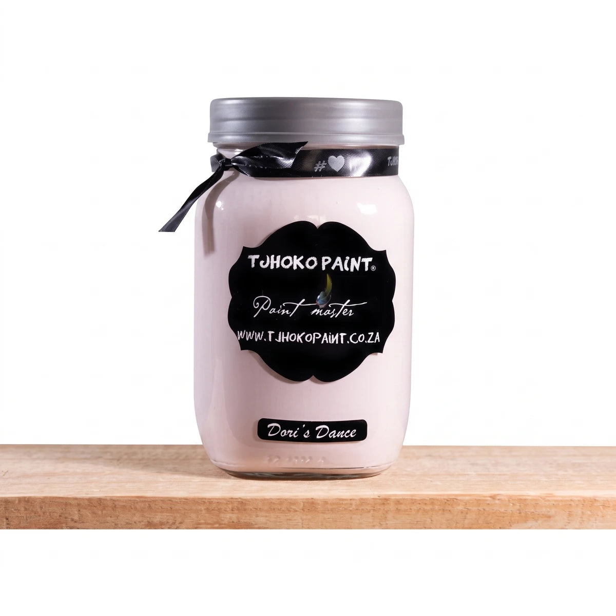 Tjohoko Paint "Dori's Dance" 1L chalk paint jar with a silver lid and black ribbon, placed on a wooden shelf.