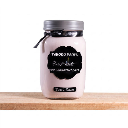 Tjohoko Paint "Dori's Dance" 1L chalk paint jar with a silver lid and black ribbon, placed on a wooden shelf.